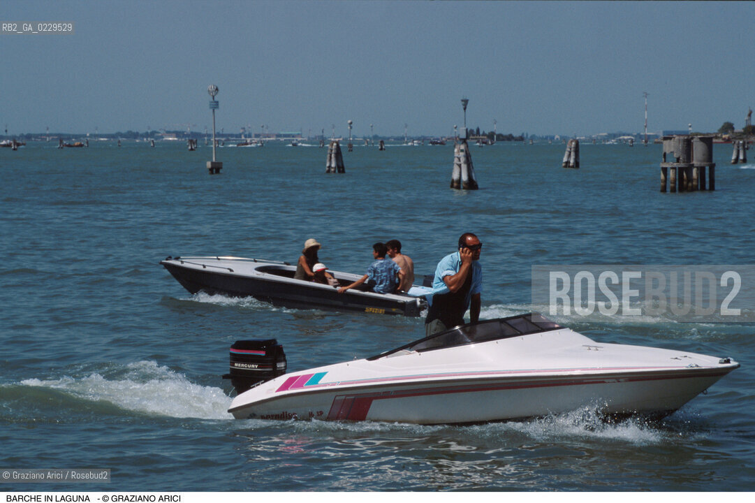 Caption: Localizzazione:..LAGUNA NORD..Oggetto:..Soggetto:..BARCHE BARCHINI MOTO ONDOSO..Cronologia: ..Definizione Culturale:..   Autore:..   Stile:..   Editori/Stampatori:..   Committenza:..Materia e Tecnica:..Collocazione:..Note:..Riproduzione Fotografica:..Copyright:..Graziano Arici/Rosebud2 .Data:..2000..Costo:..A