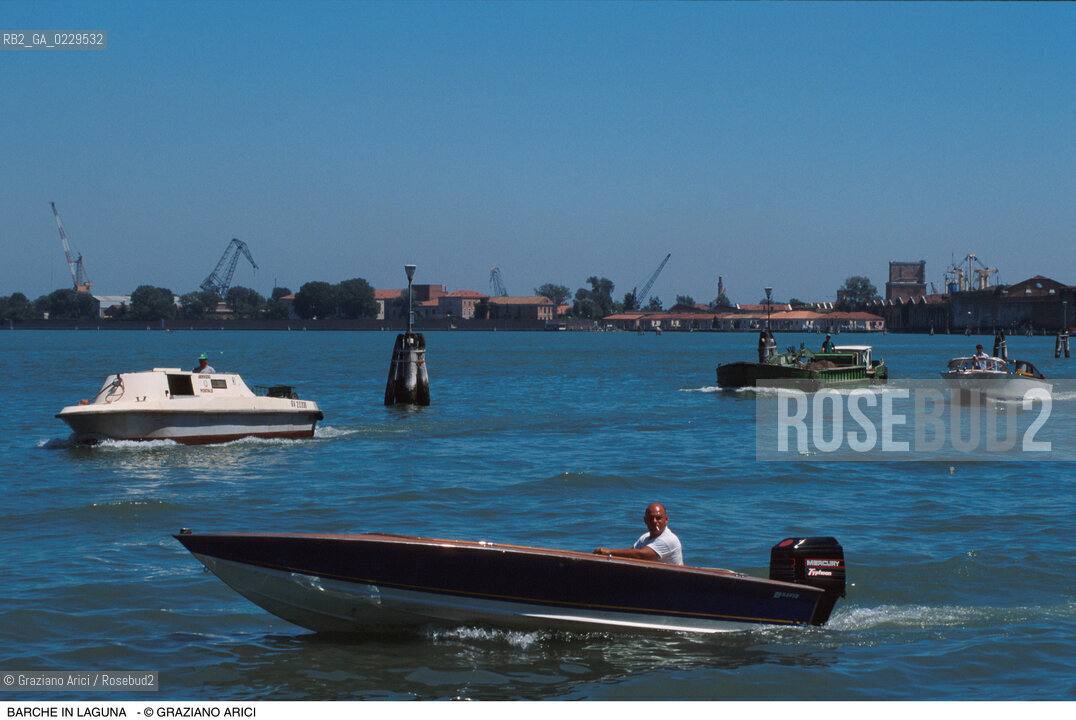 Caption: Localizzazione:..LAGUNA NORD..Oggetto:..Soggetto:..BARCHE BARCHINI MOTO ONDOSO..Cronologia: ..Definizione Culturale:..   Autore:..   Stile:..   Editori/Stampatori:..   Committenza:..Materia e Tecnica:..Collocazione:..Note:..Riproduzione Fotografica:..Copyright:..Graziano Arici/Rosebud2 .Data:..2000..Costo:..A