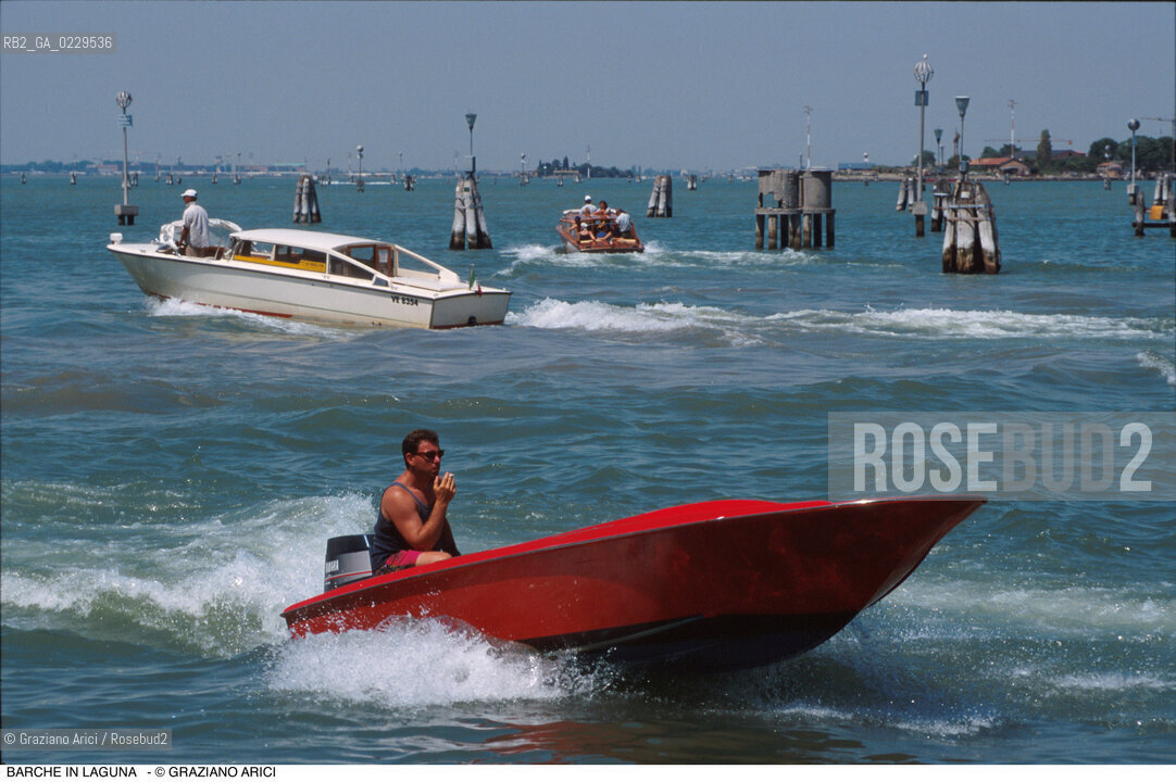 Caption: Localizzazione:..LAGUNA NORD..Oggetto:..Soggetto:..BARCHE BARCHINI MOTO ONDOSO..Cronologia: ..Definizione Culturale:..   Autore:..   Stile:..   Editori/Stampatori:..   Committenza:..Materia e Tecnica:..Collocazione:..Note:..Riproduzione Fotografica:..Copyright:..Graziano Arici/Rosebud2 .Data:..2000..Costo:..A