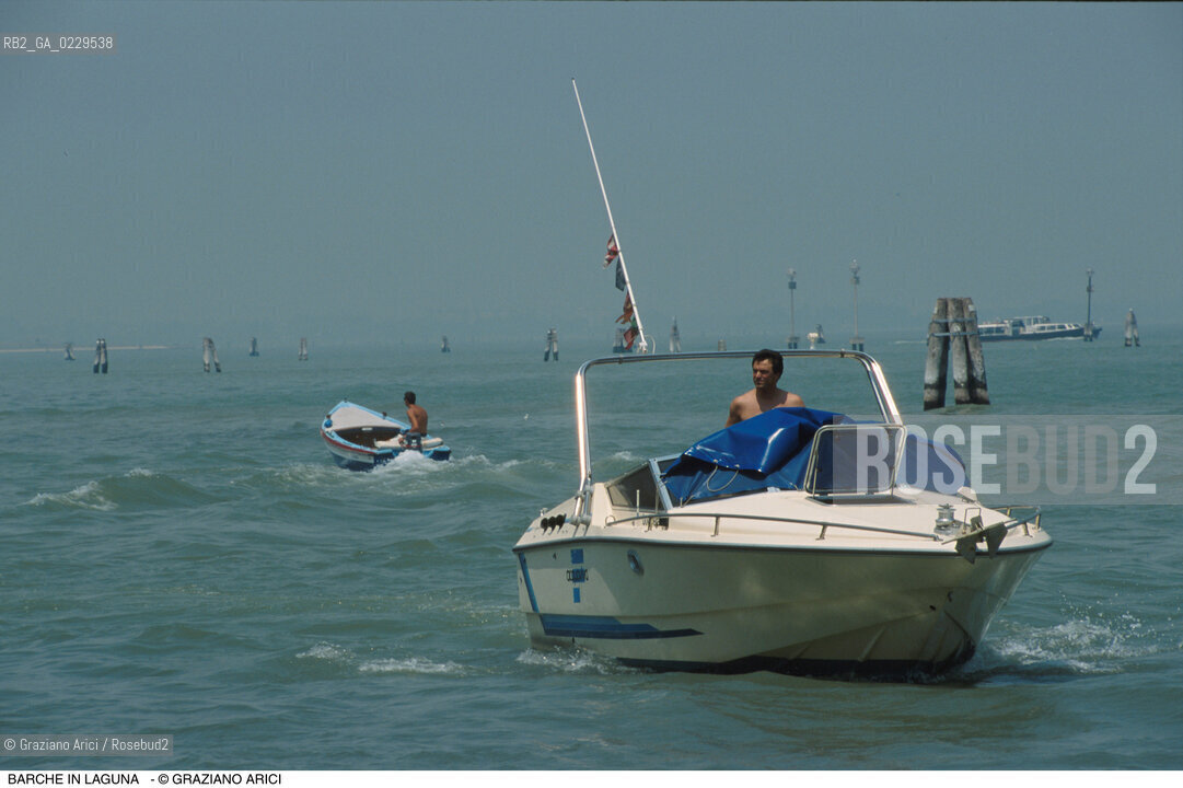 Caption: Localizzazione:..LAGUNA NORD..Oggetto:..Soggetto:..BARCHE BARCHINI MOTO ONDOSO..Cronologia: ..Definizione Culturale:..   Autore:..   Stile:..   Editori/Stampatori:..   Committenza:..Materia e Tecnica:..Collocazione:..Note:..Riproduzione Fotografica:..Copyright:..Graziano Arici/Rosebud2 .Data:..2000..Costo:..A