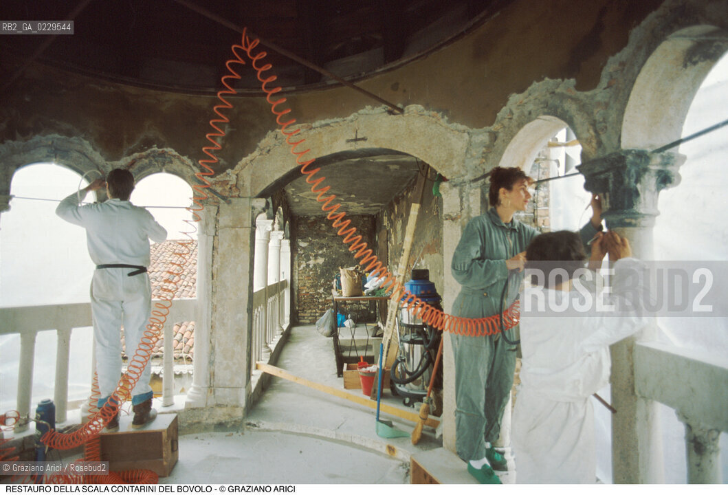 Caption: Localizzazione:..VENEZIA / S. MARCO..Oggetto:..Soggetto:..SCALA CONTARINI DEL BOVOLO / RESTAURO..Cronologia: ..XV SECOLO..Definizione Culturale:..   Autore: ..GIOVANNI CANDI..   Stile:..RINASCIMENTO..   Editori/Stampatori:..   Committenza:..Materia e Tecnica:....Collocazione:..Note:..MONUMENTALE..Riproduzione Fotografica:..Graziano Arici/Rosebud2 .Copyright:..Graziano Arici/Rosebud2 .Data:..1989..Costo:..A