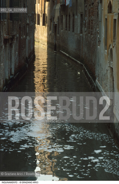 Caption: Localizzazione:..VENEZIA..Oggetto:..Soggetto:..INQUINAMENTO NEI CANALI..Cronologia: ..Definizione Culturale:..   Autore: ..   Stile: ..   Editori/Stampatori:..   Committenza:..Materia e Tecnica:..Collocazione:..Note:..PROBLEMI..Riproduzione Fotografica:..Graziano Arici/Rosebud2 .Copyright:..Graziano Arici/Rosebud2 .Data:..1990..Costo:..A