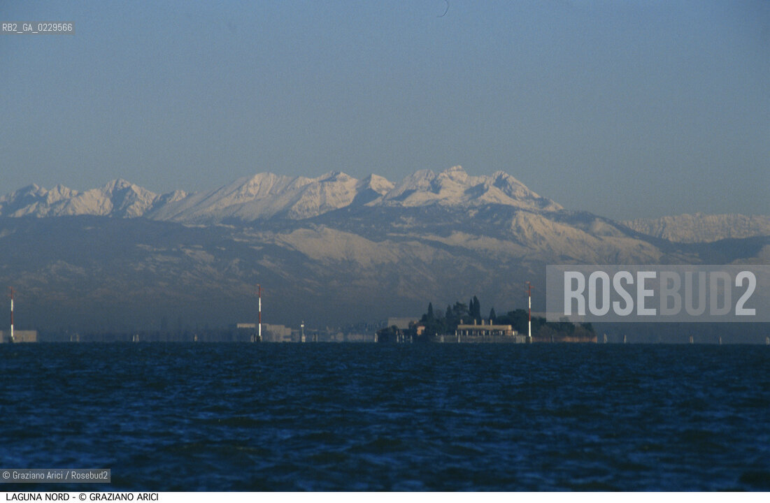 Caption: Caption: Localizzazione:..VENEZIA / LAGUNA NORD..Oggetto:..Soggetto:..VERSO BURANO BARENE  MONTAGNE..Cronologia: ....Definizione Culturale:..   Autore: ..   Stile: ..   Editori/Stampatori:..   Committenza:..Materia e Tecnica:..Collocazione:..Note:....Riproduzione Fotografica:..Graziano Arici/Rosebud2 .Copyright:..Graziano Arici/Rosebud2 .Data:..2000..Costo:..A