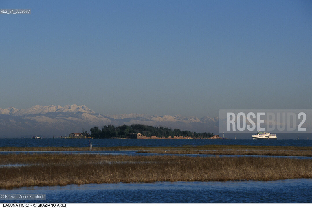 Caption: Caption: Localizzazione:..VENEZIA / LAGUNA NORD..Oggetto:..Soggetto:..VERSO BURANO BARENE  MONTAGNE..Cronologia: ....Definizione Culturale:..   Autore: ..   Stile: ..   Editori/Stampatori:..   Committenza:..Materia e Tecnica:..Collocazione:..Note:....Riproduzione Fotografica:..Graziano Arici/Rosebud2 .Copyright:..Graziano Arici/Rosebud2 .Data:..2000..Costo:..A