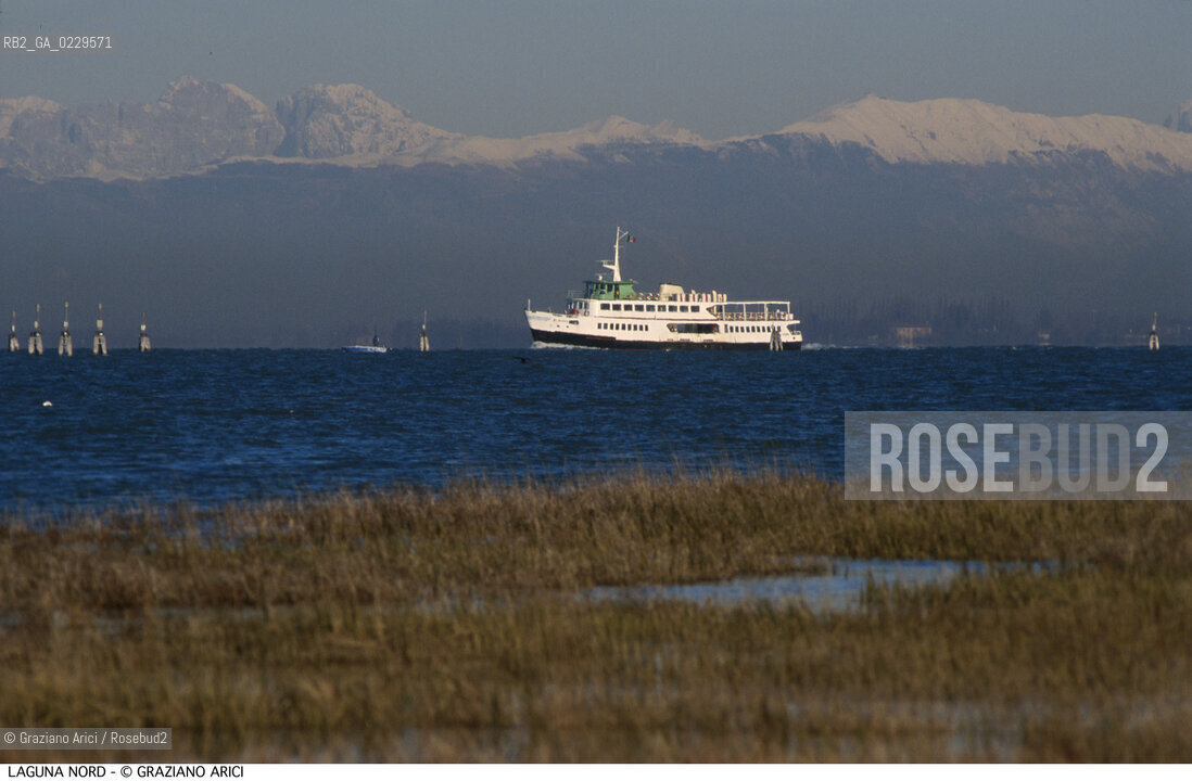 Caption: Caption: Localizzazione:..VENEZIA / LAGUNA NORD..Oggetto:..Soggetto:..VERSO BURANO BARENE  MONTAGNE BARCA MOTONAVE..Cronologia: ....Definizione Culturale:..   Autore: ..   Stile: ..   Editori/Stampatori:..   Committenza:..Materia e Tecnica:..Collocazione:..Note:....Riproduzione Fotografica:..Graziano Arici/Rosebud2 .Copyright:..Graziano Arici/Rosebud2 .Data:..2000..Costo:..A