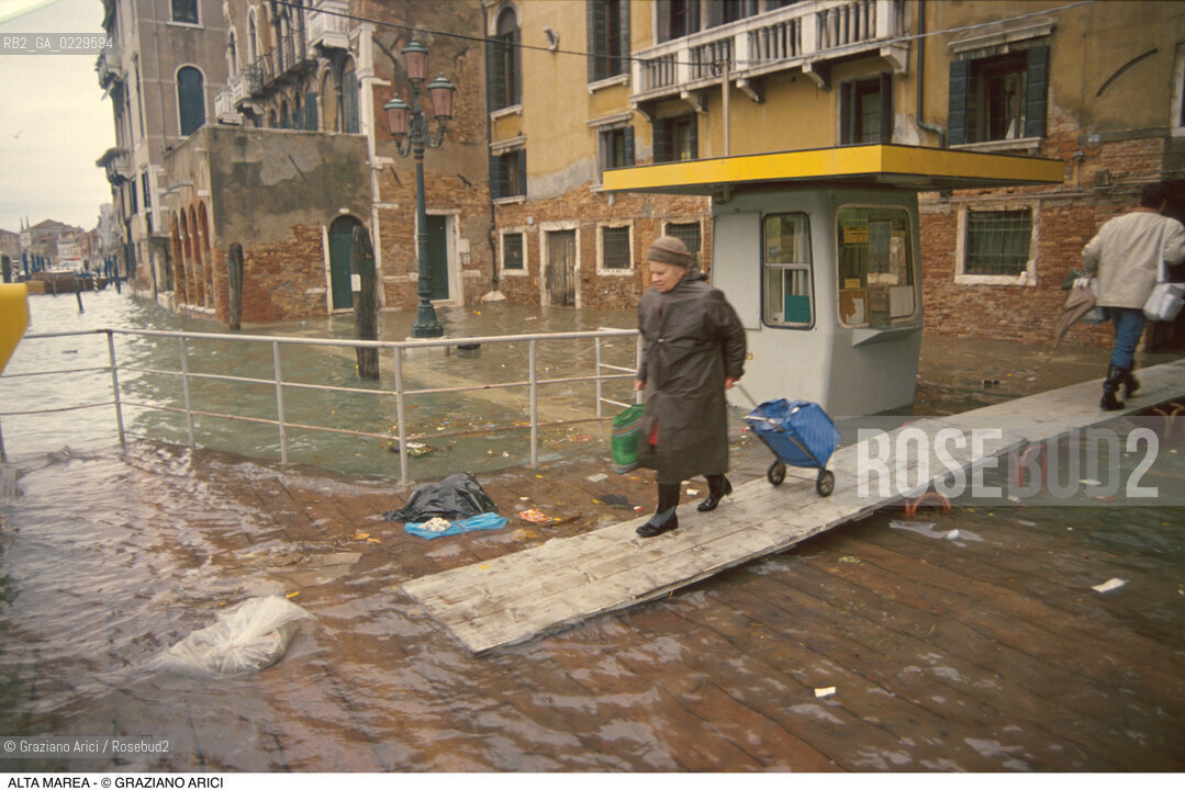 Caption: Nome:..ALTA MAREA..HIGHT TIDE..Localizzazione:..VENEZIA / S.POLO / S.SILVESTRO ..Soggetto:..ACQUA ALTA A S.SILVESTRO..Cronologia:......Autore:......Stile:......Editori Stampatori:......Committenza:......Materia e Tecnica:......Collocazione:......Note:....Riproduzione Fotografica:..Graziano Arici/Rosebud2 ...Copyright:..Graziano Arici / rosebud2/....Data:..1997....Costo:..A....Key:..ACQUA ALTA..HIGHT TIDE