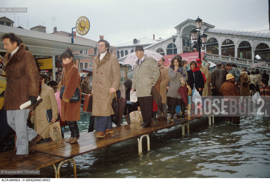 Caption: Nome:..ALTA MAREA..HIGHT TIDE..Localizzazione:..VENEZIA / S. MARCO / RIALTO..VENICE / ST. MARK  / RIALTO..Soggetto:..PASSERELLE PER LACQUA ALTA A RIALTO / GENTE..WALKWAYS IN RIALTO DURING THE HIGHT TIDE / FULL OF PEOPLE..Cronologia:......Autore:......Stile:......Editori Stampatori:......Committenza:......Materia e Tecnica:......Collocazione:......Note:....Riproduzione Fotografica:..Graziano Arici/Rosebud2 ...Copyright:..Graziano Arici / rosebud2/....Data:..1993....Costo:..A....Key:..ACQUA ALTA..HIGHT TIDE