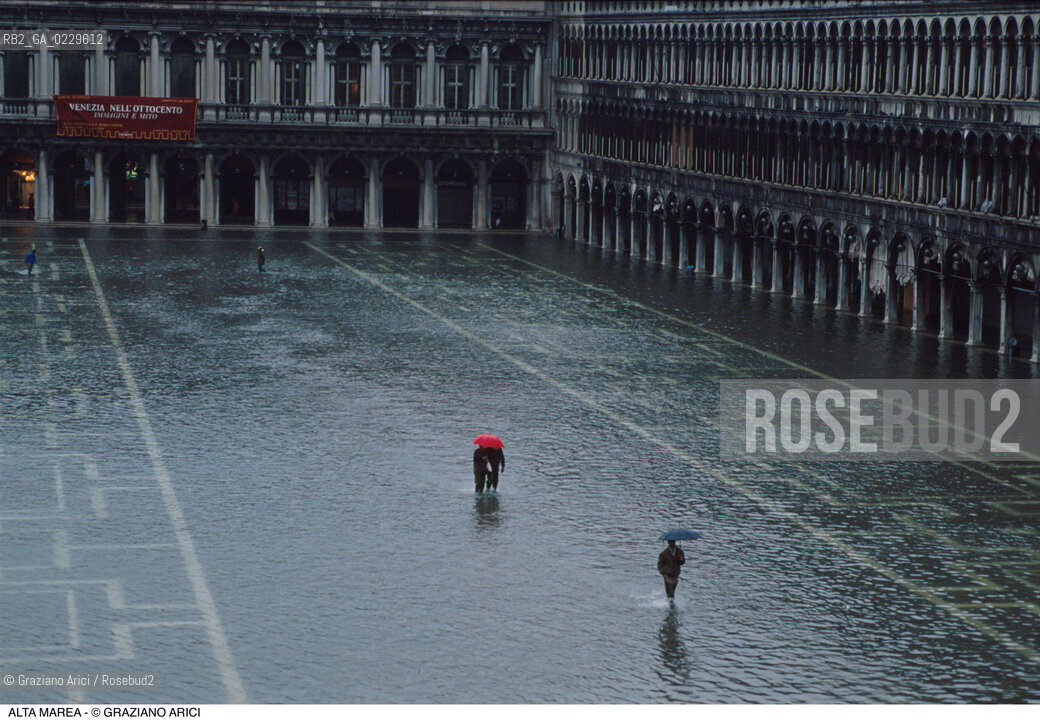 Caption: Nome:..ALTA MAREA..HIGHT TIDE..Localizzazione:..VENEZIA / S. MARCO / PIAZZA S. MARCO ROSSO..VENICE / ST. MARK  / ST. MARK S SQUARE..Soggetto:..ACQUA ALTA IN PIAZZA  S. MARCO..ST. MARK S SQUARE UNDER WATER..Cronologia:......Autore:......Stile:......Editori Stampatori:......Committenza:......Materia e Tecnica:......Collocazione:......Note:....Riproduzione Fotografica:..Graziano Arici/Rosebud2 ...Copyright:..Graziano Arici / rosebud2/....Data:..1993....Costo:..A....Key:..ACQUA ALTA..HIGHT TIDE