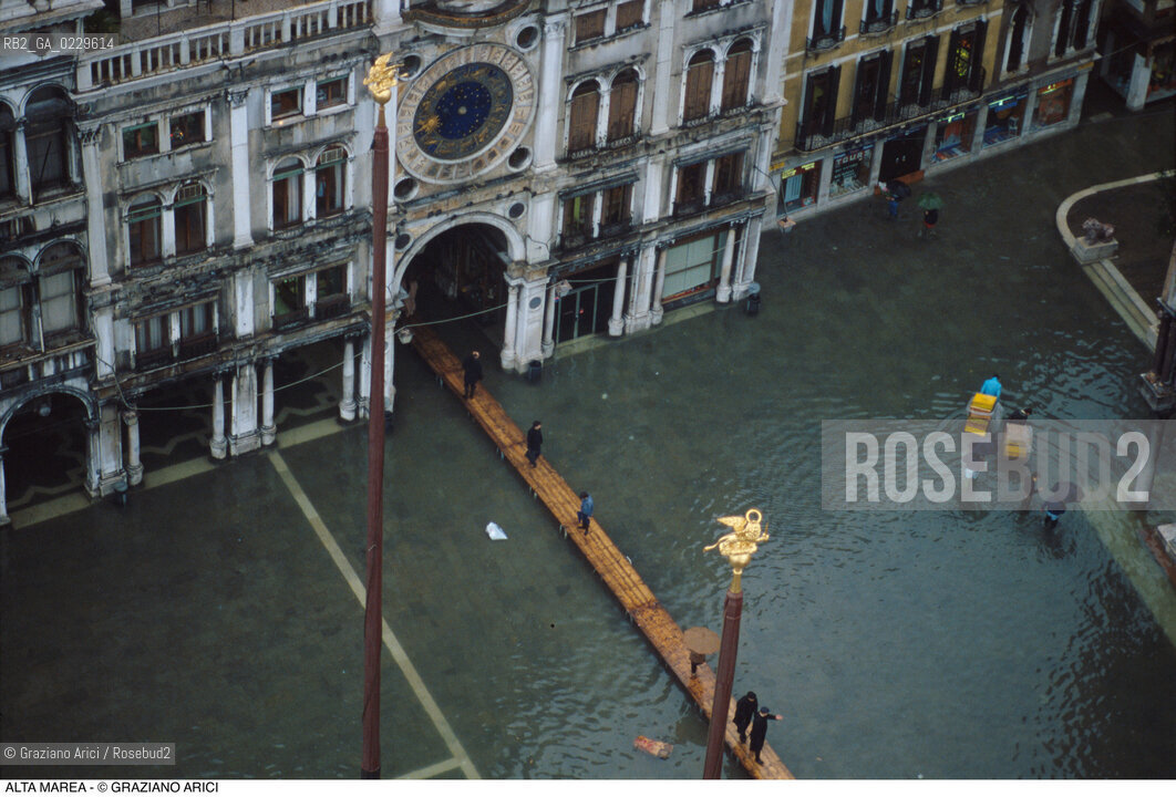Caption: Nome:..ALTA MAREA..HIGHT TIDE..Localizzazione:..VENEZIA / S. MARCO / PIAZZA S. MARCO..VENICE / ST. MARK  / ST. MARK S SQUARE..Soggetto:..ACQUA ALTA IN PIAZZA  S. MARCO / TORRE DELL OROLOGIO..ST. MARK S SQUARE UNDER WATER /  COLOCK TOWER..Cronologia:......Autore:......Stile:......Editori Stampatori:......Committenza:......Materia e Tecnica:......Collocazione:......Note:....Riproduzione Fotografica:..Graziano Arici/Rosebud2 ...Copyright:..Graziano Arici / rosebud2/....Data:..1993....Costo:..A....Key:..ACQUA ALTA..HIGHT TIDE