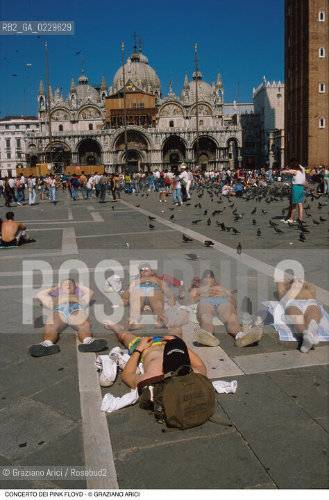 Caption: Localizzazione:..VENEZIA / S. MARCO..Oggetto:..Soggetto:..TURISTI IN PIAZZA SAN MARCO..Cronologia: ..Definizione Culturale:..   Autore: ..   Stile: ..   Editori/Stampatori:..   Committenza:..Materia e Tecnica:..Collocazione:..Note:..TURISMO CONCERTO PINK FLOYD..Riproduzione Fotografica:..Copyright:..Graziano Arici/Rosebud2 .Data:..15 LUGLIO 1989..Costo:..A