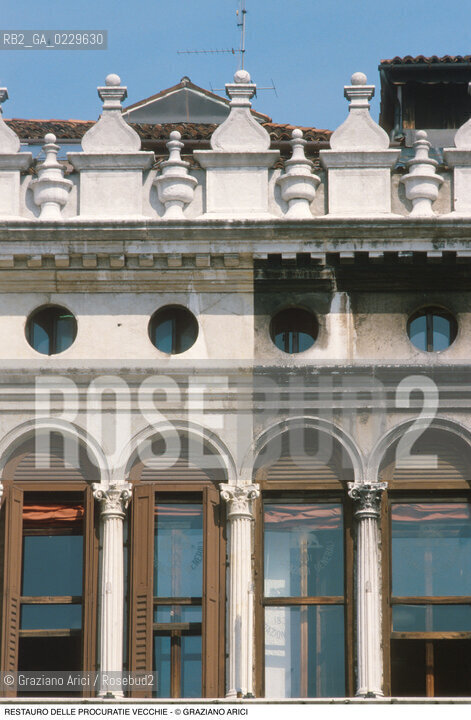 Caption: Localizzazione:..VENEZIA / S. MARCO..Oggetto:..Soggetto:..PIAZZA SAN MARCO / PROCURATIE VECCHIE RESTAURO..Cronologia: ..XVI SECOLO..Definizione Culturale:..   Autore: ..BARTOLOMEO BON..JACOPO SANSOVINO..   Stile:....   Editori/Stampatori:..   Committenza:..Materia e Tecnica:..MARMO..Collocazione:..Note:..MONUMENTALE..Riproduzione Fotografica:..Graziano Arici/Rosebud2 .Copyright:..Graziano Arici/Rosebud2 .Data:..1990..Costo:..A
