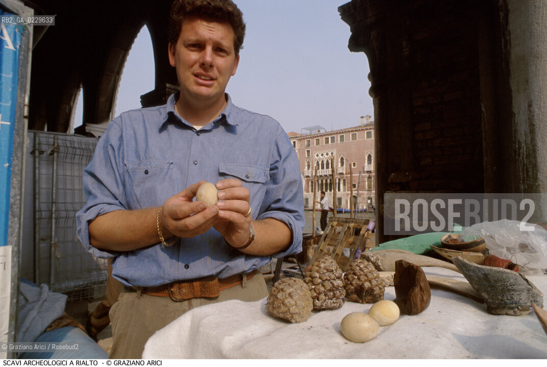 Caption: Caption: Localizzazione:..VENEZIA / S. POLO..Oggetto:..Soggetto:..MERCATO DI RIALTO /Materiale archeologico rinvenuto durante i recenti scavi nell’area del mercato di Rialto. Le indagini hanno messo in luce due diverse rive, datate rispettivamente al 1398 e al 1459...ARCHEOLOGIA..Cronologia:....Definizione Culturale:..   Autore: ..   Stile: ..   Editori/Stampatori:..   Committenza:..Materia e Tecnica:..Collocazione:..Note:..CALLI CAMPI E PONTI..Riproduzione Fotografica:..Copyright:..Graziano Arici/Rosebud2 .Data:..2000..Costo:..A