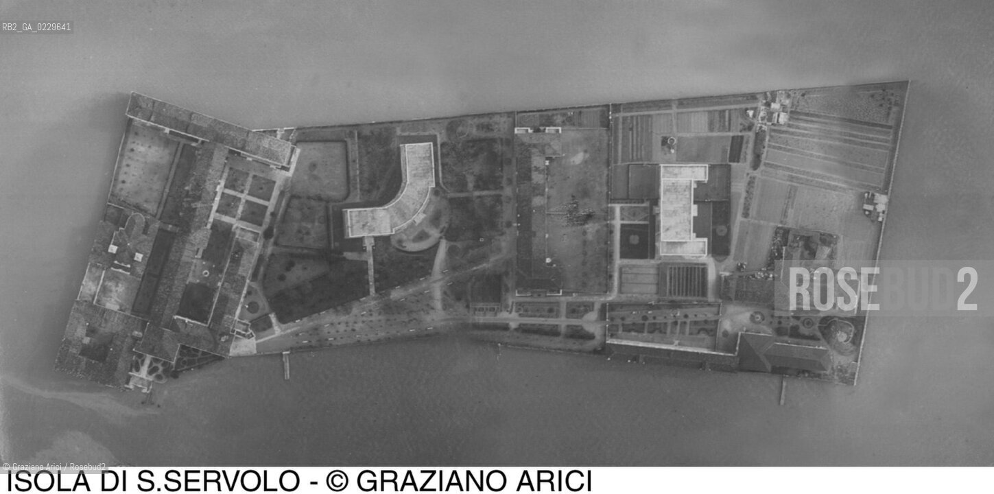 Caption: Nome:..VEDUTA AEREA DELLISOLA DI SAN SERVOLO....Localizzazione:..VENEZIA / ISOLA DI SAN SERVOLO / LAGUNA SUD..VENICE / THE ISLE OF SAN SERVOLO  / THE SOUTH LAGOON..Soggetto:..VEDUTA PROSPETTICA DELLISOLA DI SAN SERVOLO / FOTOGRAFIA..PERSPECTIVE VIEW OF THE ISLE OF SAN SERVOLO / PHOTOGRAPH..Cronologia:..SECOLO XX INIZIO / 190-?..XXth CENTURY / 194?..Autore:......Stile:......Editori Stampatori:......Committenza:......Materia e Tecnica:......Collocazione:......Note:..DAL 1734 DIVENNE RICOVERO PER MALATTIE MENTALI FINO AL 1979 / DAL1982 OSPITA LA SCUOLA EUROPEA DI ONCOLOGIA E IL CENTRO EUROPEO PER RESTAURATORI / DAL 1996 E SEDE DELLA VENICE INTERNATIONAL UNIVERSITY / RIUSO..FROM 1734 TO 1979 IT WAS USED AS A MENTAL HOSPITAL / IN 1982  IT BECAME THE SEAT OF EUROPEAN SCHOOL OF ONCOLOGY  AND  OF THE EUROPEAN  CENTRE FOR RESTORERS / IN 1996 IT BECAME THE SEAT OF THE VENICE INTERNATIONAL UNIVERSITY /  RE-USE..Riproduzione Fotografica:..O. BERTANI....Copyright:..FONDAZIONE SAN SERVOLO-IRSEC/....Data:..194?....Costo:..A....Key:..ISOLE ABBANDONATE..UNINHABITED ISLANDS