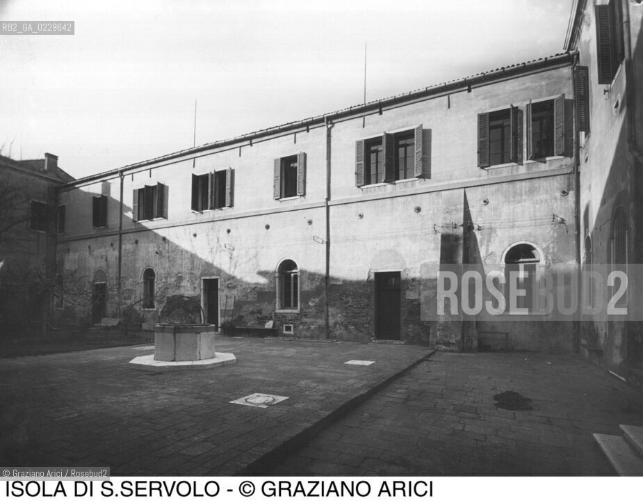Caption: Nome:..MANICOMIO DI SAN SERVOLO: EDIFICI ....Localizzazione:..VENEZIA / ISOLA DI SAN SERVOLO / LAGUNA SUD..VENICE / THE ISLE OF SAN SERVOLO  / THE SOUTH LAGOON..Soggetto:..MANICOMIO DI SAN SERVOLO ..Cronologia:..SECOLO XX INIZIO / 197?..XXth CENTURY / 197?..Autore:......Stile:......Editori Stampatori:......Committenza:......Materia e Tecnica:......Collocazione:......Note:..DAL 1734 DIVENNE RICOVERO PER MALATTIE MENTALI FINO AL 1979 / DAL1982 OSPITA LA SCUOLA EUROPEA DI ONCOLOGIA E IL CENTRO EUROPEO PER RESTAURATORI / DAL 1996 E SEDE DELLA VENICE INTERNATIONAL UNIVERSITY / RIUSO..FROM 1734 TO 1979 IT WAS USED AS A MENTAL HOSPITAL / IN 1982  IT BECAME THE SEAT OF EUROPEAN SCHOOL OF ONCOLOGY  AND  OF THE EUROPEAN  CENTRE FOR RESTORERS / IN 1996 IT BECAME THE SEAT OF THE VENICE INTERNATIONAL UNIVERSITY /  RE-USE..Riproduzione Fotografica:..O. BERTANI....Copyright:..FONDAZIONE SAN SERVOLO-IRSEC/....Data:..197?....Costo:..A....Key:..ISOLE ABBANDONATE..UNINHABITED ISLANDS