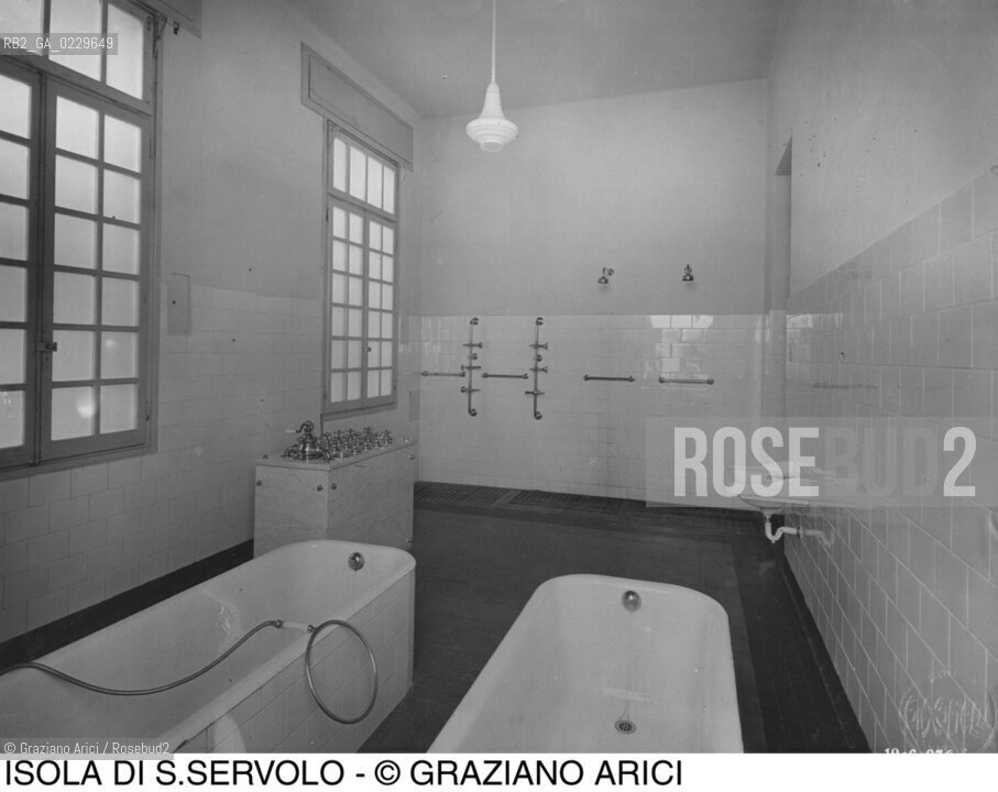 Caption: Nome:..MANICOMIO DI SAN SERVOLO: BAGNI....Localizzazione:..VENEZIA / ISOLA DI SAN SERVOLO / LAGUNA SUD..VENICE / THE ISLE OF SAN SERVOLO  / THE SOUTH LAGOON..Soggetto:..MANICOMIO DI SAN SERVOLO ..Cronologia:..SECOLO XX INIZIO / 193?..XXth CENTURY / 193?..Autore:......Stile:......Editori Stampatori:......Committenza:......Materia e Tecnica:......Collocazione:......Note:..DAL 1734 DIVENNE RICOVERO PER MALATTIE MENTALI FINO AL 1979 / DAL1982 OSPITA LA SCUOLA EUROPEA DI ONCOLOGIA E IL CENTRO EUROPEO PER RESTAURATORI / DAL 1996 E SEDE DELLA VENICE INTERNATIONAL UNIVERSITY / RIUSO..FROM 1734 TO 1979 IT WAS USED AS A MENTAL HOSPITAL / IN 1982  IT BECAME THE SEAT OF EUROPEAN SCHOOL OF ONCOLOGY  AND  OF THE EUROPEAN  CENTRE FOR RESTORERS / IN 1996 IT BECAME THE SEAT OF THE VENICE INTERNATIONAL UNIVERSITY /  RE-USE..Riproduzione Fotografica:..O. BERTANI....Copyright:..FONDAZIONE SAN SERVOLO-IRSEC/....Data:..193?....Costo:..A....Key:..ISOLE ABBANDONATE..UNINHABITED ISLANDS