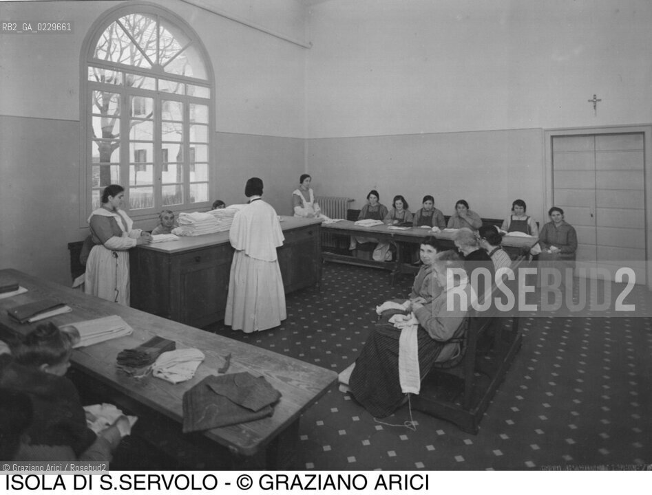 Caption: Nome:..MANICOMIO DI SAN SERVOLO: LABORATORI DI RAMMENDO....Localizzazione:..VENEZIA / ISOLA DI SAN SERVOLO / LAGUNA SUD..VENICE / THE ISLE OF SAN SERVOLO  / THE SOUTH LAGOON..Soggetto:..MANICOMIO DI SAN SERVOLO ..Cronologia:..SECOLO XX INIZIO / 193?..XXth CENTURY / 193?..Autore:......Stile:......Editori Stampatori:......Committenza:......Materia e Tecnica:......Collocazione:......Note:..DAL 1734 DIVENNE RICOVERO PER MALATTIE MENTALI FINO AL 1979 / DAL1982 OSPITA LA SCUOLA EUROPEA DI ONCOLOGIA E IL CENTRO EUROPEO PER RESTAURATORI / DAL 1996 E SEDE DELLA VENICE INTERNATIONAL UNIVERSITY / RIUSO..FROM 1734 TO 1979 IT WAS USED AS A MENTAL HOSPITAL / IN 1982  IT BECAME THE SEAT OF EUROPEAN SCHOOL OF ONCOLOGY  AND  OF THE EUROPEAN  CENTRE FOR RESTORERS / IN 1996 IT BECAME THE SEAT OF THE VENICE INTERNATIONAL UNIVERSITY /  RE-USE..Riproduzione Fotografica:..O. BERTANI....Copyright:..FONDAZIONE SAN SERVOLO-IRSEC/....Data:..193?....Costo:..A....Key:..ISOLE ABBANDONATE..UNINHABITED ISLANDS