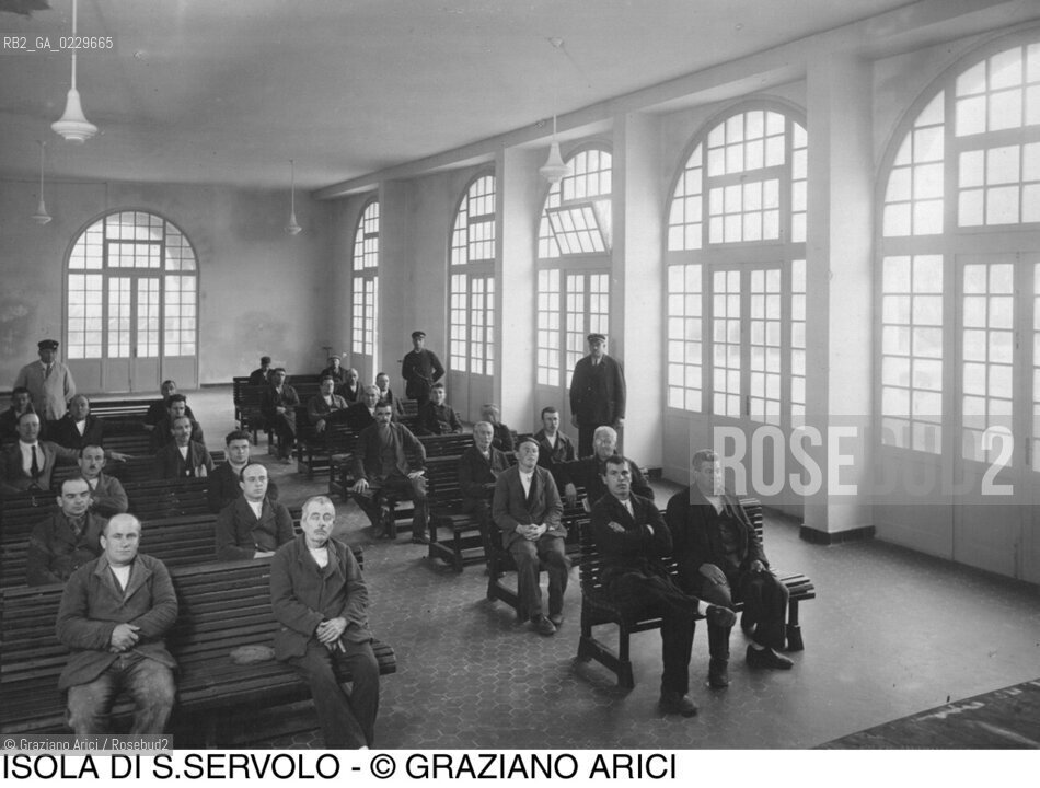 Caption: Nome:..MANICOMIO DI SAN SERVOLO: TEATRO....Localizzazione:..VENEZIA / ISOLA DI SAN SERVOLO / LAGUNA SUD..VENICE / THE ISLE OF SAN SERVOLO  / THE SOUTH LAGOON..Soggetto:..MANICOMIO DI SAN SERVOLO ..Cronologia:..SECOLO XX INIZIO / 193?..XXth CENTURY / 193?..Autore:......Stile:......Editori Stampatori:......Committenza:......Materia e Tecnica:......Collocazione:......Note:..DAL 1734 DIVENNE RICOVERO PER MALATTIE MENTALI FINO AL 1979 / DAL1982 OSPITA LA SCUOLA EUROPEA DI ONCOLOGIA E IL CENTRO EUROPEO PER RESTAURATORI / DAL 1996 E SEDE DELLA VENICE INTERNATIONAL UNIVERSITY / RIUSO..FROM 1734 TO 1979 IT WAS USED AS A MENTAL HOSPITAL / IN 1982  IT BECAME THE SEAT OF EUROPEAN SCHOOL OF ONCOLOGY  AND  OF THE EUROPEAN  CENTRE FOR RESTORERS / IN 1996 IT BECAME THE SEAT OF THE VENICE INTERNATIONAL UNIVERSITY /  RE-USE..Riproduzione Fotografica:..O. BERTANI....Copyright:..FONDAZIONE SAN SERVOLO-IRSEC/....Data:..193?....Costo:..A....Key:..ISOLE ABBANDONATE..UNINHABITED ISLANDS