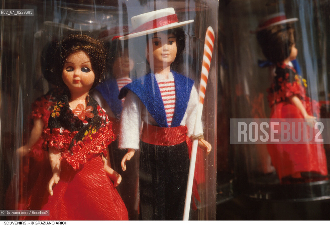 Caption: Localizzazione:..VENEZIA..Oggetto:..Soggetto:..SOUVENIRS KITSCH / GONDOLIERE..Cronologia: ..Definizione Culturale:..   Autore: ..   Stile: ..   Editori/Stampatori:..   Committenza:..Materia e Tecnica:..Collocazione:..Note:..TURISMO ..Riproduzione Fotografica:..Copyright:..Graziano Arici/Rosebud2 .Data:..1990..Costo:..A