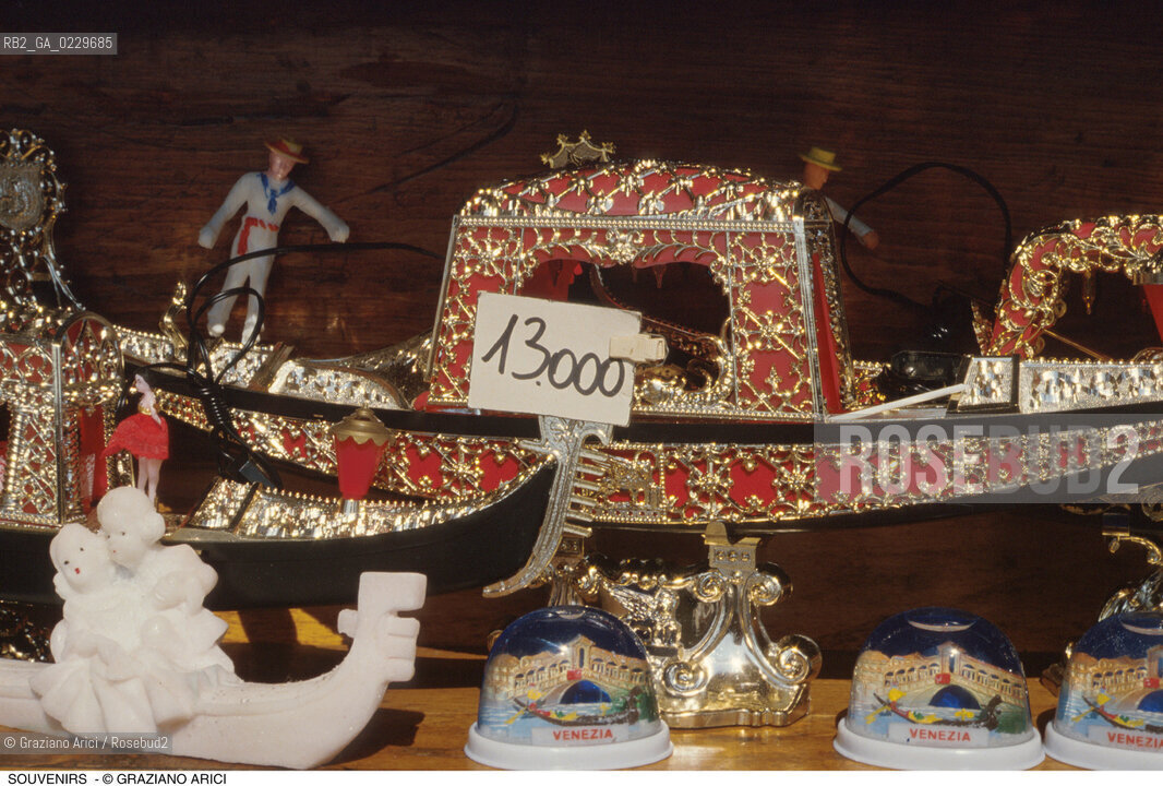 Caption: Localizzazione:..VENEZIA..Oggetto:..Soggetto:..SOUVENIRS KITSCH / GONDOLA..Cronologia: ..Definizione Culturale:..   Autore: ..   Stile: ..   Editori/Stampatori:..   Committenza:..Materia e Tecnica:..Collocazione:..Note:..TURISMO ..Riproduzione Fotografica:..Copyright:..Graziano Arici/Rosebud2 .Data:..1990..Costo:..A