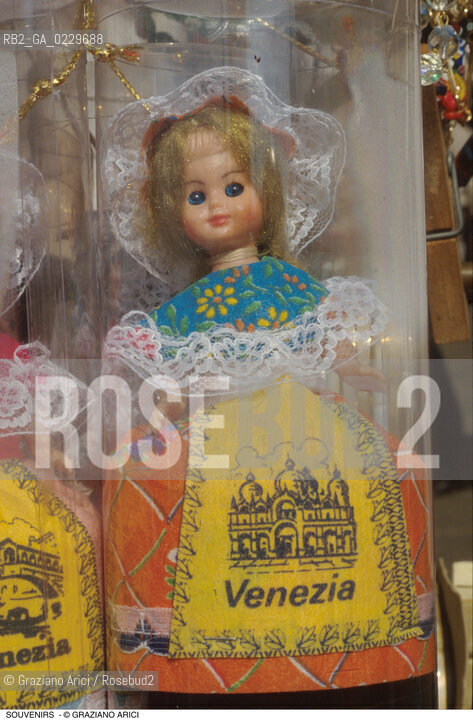 Caption: Localizzazione:..VENEZIA..Oggetto:..Soggetto:..SOUVENIRS KITSCH ..Cronologia: ..Definizione Culturale:..   Autore: ..   Stile: ..   Editori/Stampatori:..   Committenza:..Materia e Tecnica:..Collocazione:..Note:..TURISMO ..Riproduzione Fotografica:..Copyright:..Graziano Arici/Rosebud2 .Data:..1990..Costo:..A