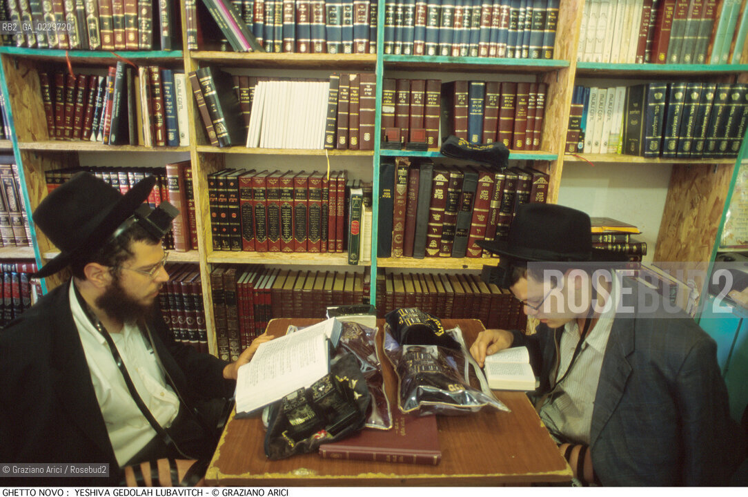 Nome:..GHETTO NOVO :  YESHIVA GEDOLAH LUBAVITCH..SCUOLA RABBINICA..Localizzazione:..VENEZIA / CANNAREGIO / GHETTO NOVO..VENICE / CANNAREGIO  / GHETTO NOVO  ..Soggetto:..TEFFILIN / TALLETH  / LIBRI / PREGHIERA..Cronologia:..Autore:..Stile:..Editori Stampatori:..Committenza:..Materia e Tecnica:..Collocazione:..Note:..Riproduzione Fotografica:..Graziano Arici/Rosebud2  ..Copyright:..Graziano Arici/Rosebud2/  ..Data:..2000..Costo:..A