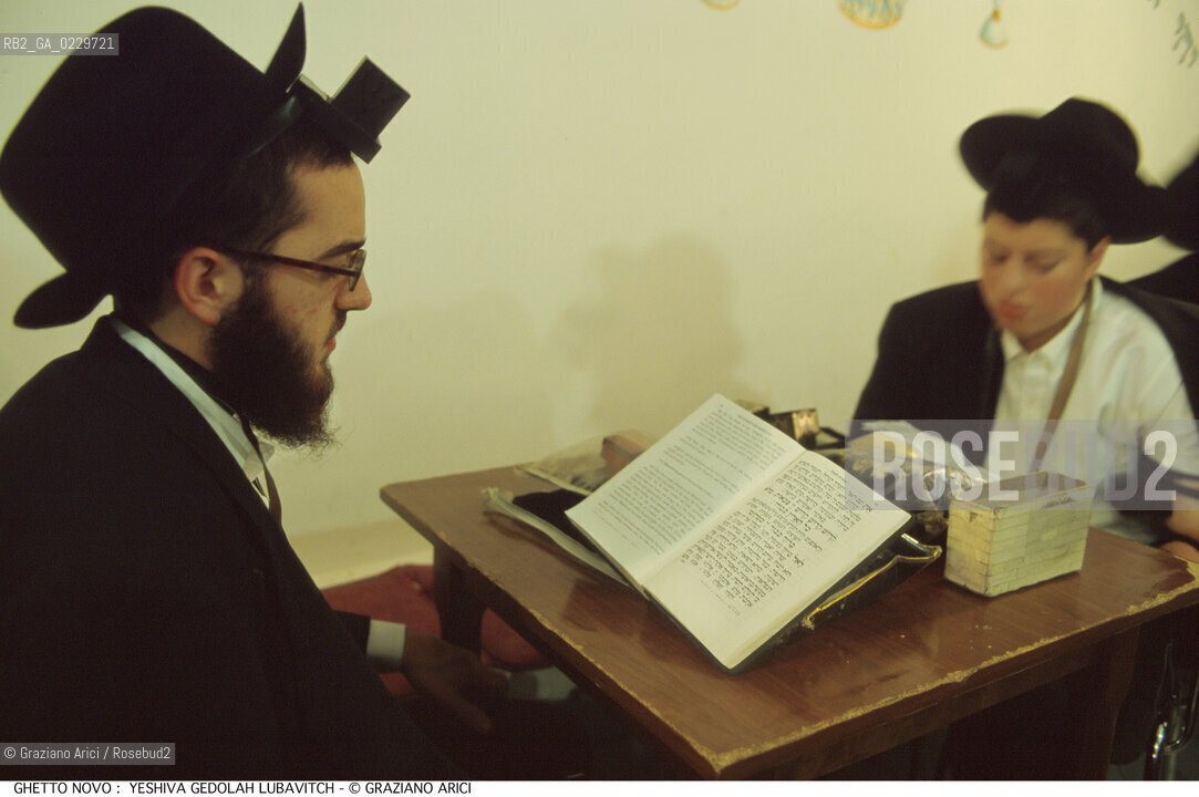 Nome:..GHETTO NOVO :  YESHIVA GEDOLAH LUBAVITCH..SCUOLA RABBINICA..Localizzazione:..VENEZIA / CANNAREGIO / GHETTO NOVO..VENICE / CANNAREGIO  / GHETTO NOVO  ..Soggetto:..TEFFILIN / TALLETH  / LIBRI / PREGHIERA..Cronologia:..Autore:..Stile:..Editori Stampatori:..Committenza:..Materia e Tecnica:..Collocazione:..Note:..Riproduzione Fotografica:..Graziano Arici/Rosebud2  ..Copyright:..Graziano Arici/Rosebud2/  ..Data:..2000..Costo:..A