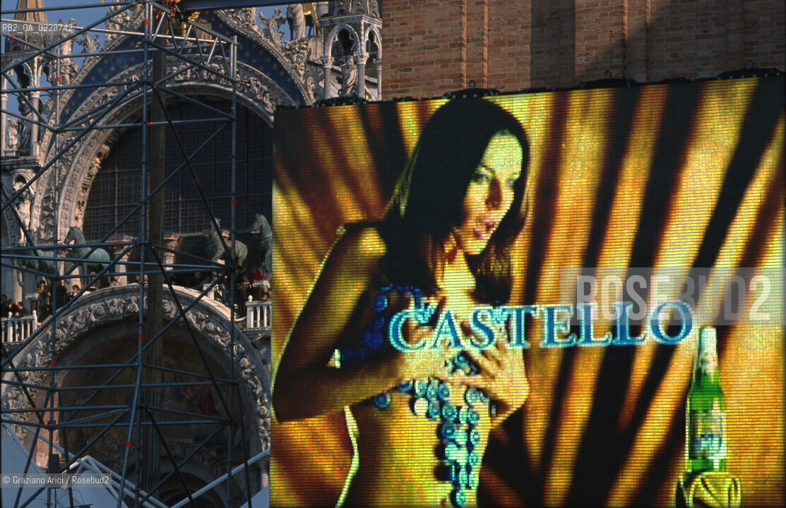 Localizzazione:..VENEZIA PIAZZA SAN MARCO..Oggetto:..Soggetto:..CARNEVALE PUBBLICITA SPONSOR KITSCH BIRRA..Cronologia: ....Definizione Culturale:..   Autore: ....   Stile:....   Editori/Stampatori:..   Committenza:..Materia e Tecnica:....Collocazione:..Note:....Riproduzione Fotografica:..Graziano Arici/Rosebud2 .Copyright:..Graziano Arici/Rosebud2 .Data:..2001..Costo:..A