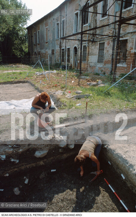 Caption:  Localizzazione:..VENEZIA / S. PIETRO DI CASTELLO..Oggetto:..Soggetto:..SCAVI ARCHEOLOGICI A S. PIETRO DI CASTELLO..ARCHEOLOGIA..Cronologia: ....Definizione Culturale:..   Autore: ..   Stile: ..   Editori/Stampatori:..   Committenza:..Materia e Tecnica:..Collocazione:..Note:....Riproduzione Fotografica:..Graziano Arici/Rosebud2 .Copyright:..Graziano Arici/Rosebud2 .Data:..2000