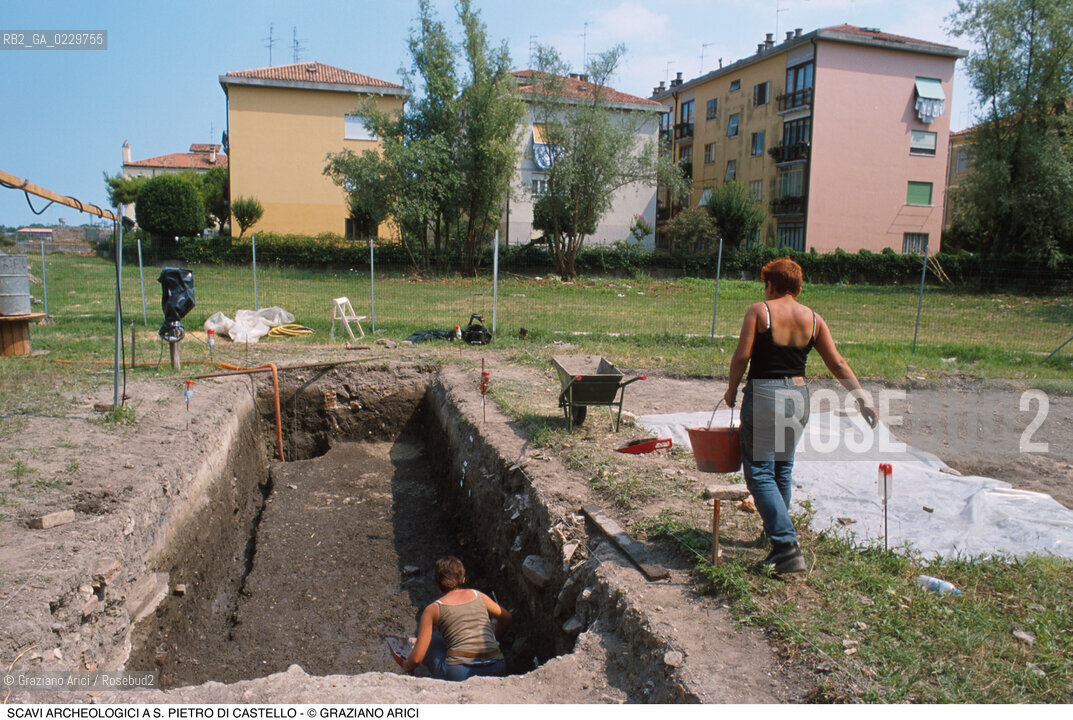 Caption:  Localizzazione:..VENEZIA / S. PIETRO DI CASTELLO..Oggetto:..Soggetto:..SCAVI ARCHEOLOGICI A S. PIETRO DI CASTELLO..ARCHEOLOGIA..Cronologia: ....Definizione Culturale:..   Autore: ..   Stile: ..   Editori/Stampatori:..   Committenza:..Materia e Tecnica:..Collocazione:..Note:....Riproduzione Fotografica:..Graziano Arici/Rosebud2 .Copyright:..Graziano Arici/Rosebud2 .Data:..2000