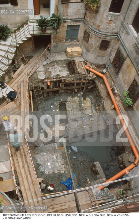 Localizzazione:..VENEZIA / S. POLO..Oggetto:..Soggetto:..SCAVI E RITROVAMENTI ARCHEOLOGICI NELLA CHIESA DI S. STIN (AGOSTINO) / IX SEC.- XVII SEC. TOMBE MURA E FONDAMENTA ..ARCHEOLOGIA..Cronologia: ....Definizione Culturale:..   Autore: ..   Stile: ..   Editori/Stampatori:..   Committenza:..Materia e Tecnica:..Collocazione:..Note:....Riproduzione Fotografica:..Graziano Arici/Rosebud2 .Copyright:..Graziano Arici/Rosebud2 .Data:..2000..Costo:..A