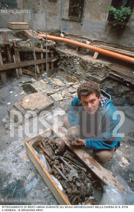 Localizzazione:..VENEZIA / S. POLO..Oggetto:..Soggetto:..SCAVI E RITROVAMENTI ARCHEOLOGICI NELLA CHIESA DI S. STIN (AGOSTINO) / IX SEC.- XVII SEC. TOMBE MURA E FONDAMENTA / RESTI UMANI, TESCHIO OSSA..ARCHEOLOGIA..Cronologia: ....Definizione Culturale:..   Autore: ..   Stile: ..   Editori/Stampatori:..   Committenza:..Materia e Tecnica:..Collocazione:..Note:....Riproduzione Fotografica:..Graziano Arici/Rosebud2 .Copyright:..Graziano Arici/Rosebud2 .Data:..2000..Costo:..A