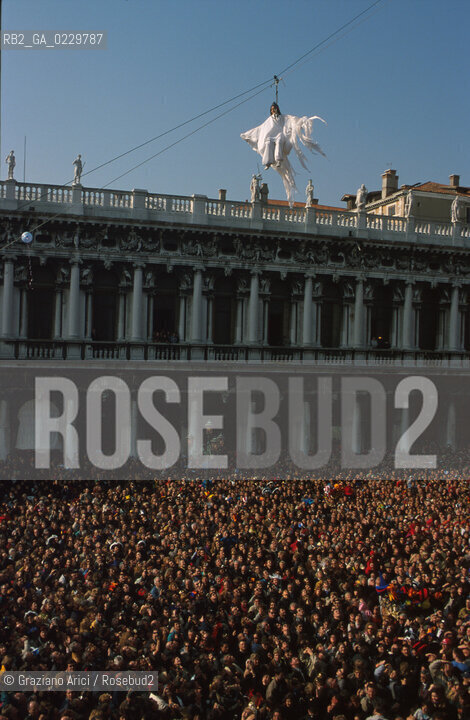 Localizzazione:..VENEZIA / S. MARCO..Oggetto:..Soggetto:..CARNEVALE IN PIAZZA SAN MARCO VOLO DELLA COLOMBINA FOLLA VOLO DELLANGELO..Cronologia: ....Definizione Culturale:..   Autore: ....   Stile:....   Editori/Stampatori:..   Committenza:..Materia e Tecnica:....Collocazione:..Note:....Riproduzione Fotografica:..Graziano Arici/Rosebud2 .Copyright:..Graziano Arici/Rosebud2 .2001..Costo:..A