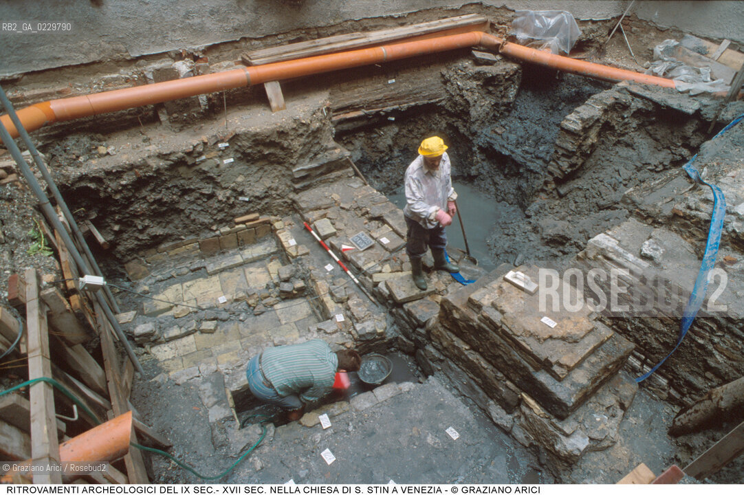 Localizzazione:..VENEZIA / S. POLO..Oggetto:..Soggetto:..SCAVI E RITROVAMENTI ARCHEOLOGICI NELLA CHIESA DI S. STIN (AGOSTINO) / IX SEC.- XVII SEC. TOMBE MURA E FONDAMENTA ..ARCHEOLOGIA..Cronologia: ....Definizione Culturale:..   Autore: ..   Stile: ..   Editori/Stampatori:..   Committenza:..Materia e Tecnica:..Collocazione:..Note:....Riproduzione Fotografica:..Graziano Arici/Rosebud2 .Copyright:..Graziano Arici/Rosebud2 .Data:..2000..Costo:..A