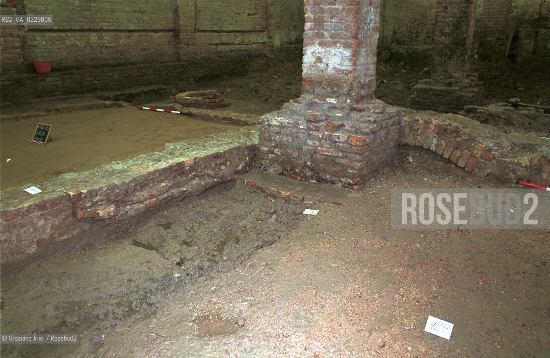 Localizzazione:..VENEZIA / S.CROCE..Oggetto:..Soggetto:..EX-MAGAZZINI PARISI / Scavi archeologici nell’area . Ritrovamento di antichi laboratori di tintoria..ARCHEOLOGIA..Cronologia:..XVIII sec...Definizione Culturale:..   Autore: ..   Stile: ..   Editori/Stampatori:..   Committenza:..Materia e Tecnica:..Collocazione:..Note:..ARCHEO2..Riproduzione Fotografica:..Copyright:..Graziano Arici/Rosebud2 .Data:..2001..Costo:..A