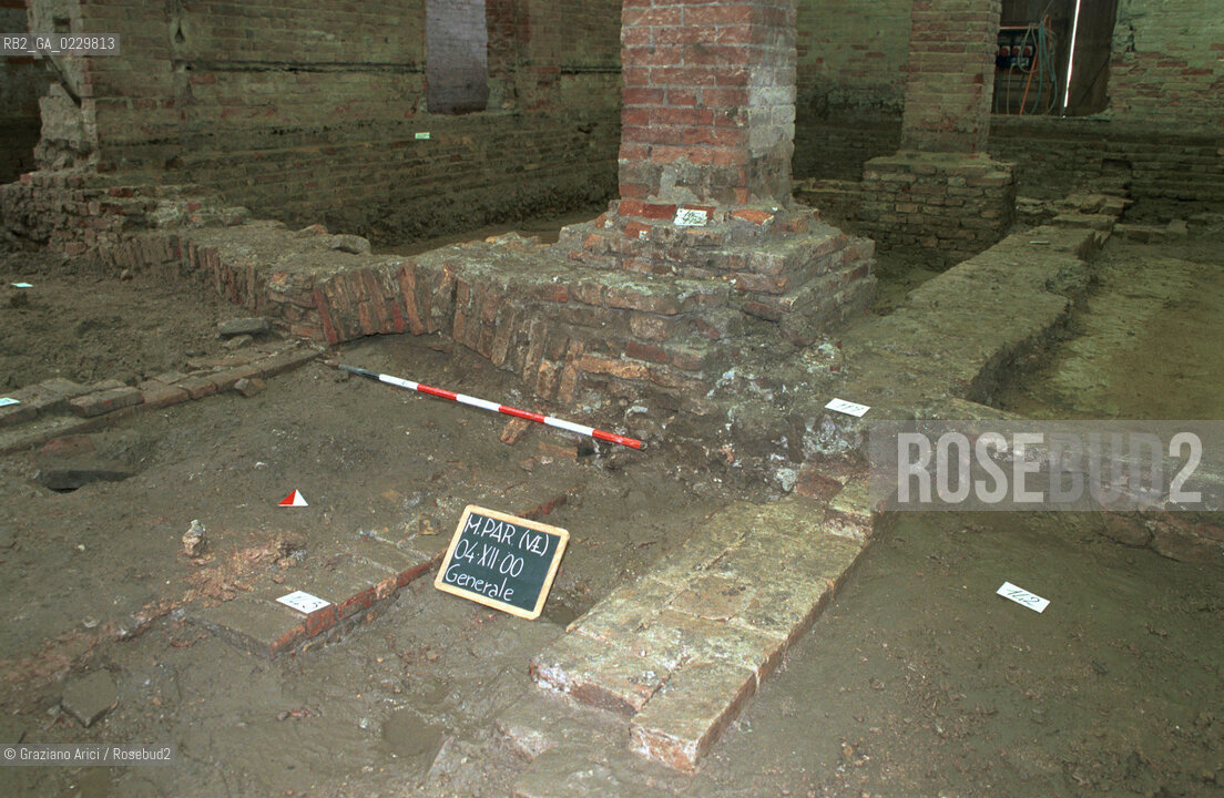 Localizzazione:..VENEZIA / S.CROCE..Oggetto:..Soggetto:..EX-MAGAZZINI PARISI / Scavi archeologici nell’area . Ritrovamento di antichi laboratori di tintoria..ARCHEOLOGIA..Cronologia:..XVIII sec...Definizione Culturale:..   Autore: ..   Stile: ..   Editori/Stampatori:..   Committenza:..Materia e Tecnica:..Collocazione:..Note:..ARCHEO2..Riproduzione Fotografica:..Copyright:..Graziano Arici/Rosebud2 .Data:..2001..Costo:..A