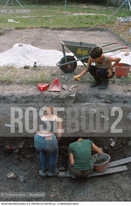 Caption:  Localizzazione:..VENEZIA / S. PIETRO DI CASTELLO..Oggetto:..Soggetto:..SCAVI ARCHEOLOGICI A S. PIETRO DI CASTELLO..ARCHEOLOGIA..Cronologia: ....Definizione Culturale:..   Autore: ..   Stile: ..   Editori/Stampatori:..   Committenza:..Materia e Tecnica:..Collocazione:..Note:....Riproduzione Fotografica:..Graziano Arici/Rosebud2 .Copyright:..Graziano Arici/Rosebud2 .Data:..2000