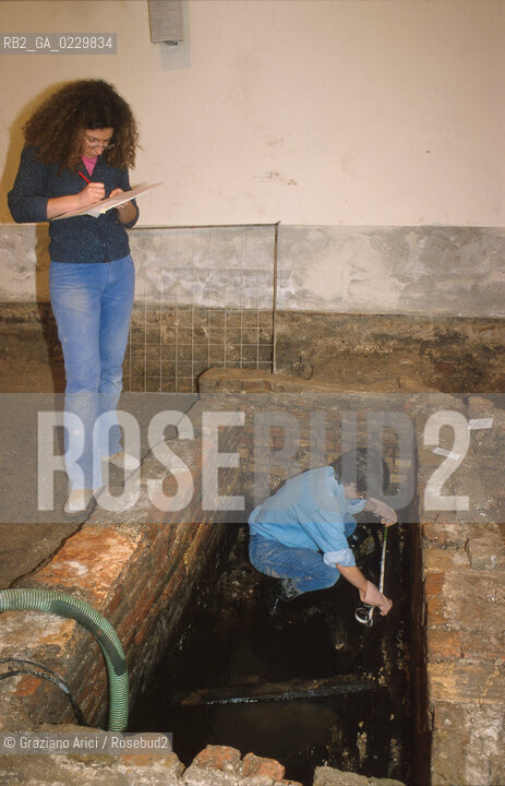 Localizzazione:..VENEZIA / S. MARCO..Oggetto:..Soggetto:..SCAVI ESEGUITI NELLA CHIESA DI S.SAMUELE..ARCHEOLOGIA..Cronologia: ..TOMBE DEL XVI SEC., PAVUMENTI DELLE PRECEDENTI CHIESE DEL XV E XIV SEC...Definizione Culturale:..   Autore: ..   Stile: ..   Editori/Stampatori:..   Committenza:..Materia e Tecnica:..Collocazione:..Note:....Riproduzione Fotografica:..Graziano Arici/Rosebud2 .Copyright:..Graziano Arici/Rosebud2 .Data:..aprile 2001..Costo:..A
