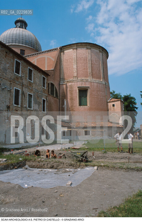 Caption:  Localizzazione:..VENEZIA / S. PIETRO DI CASTELLO..Oggetto:..Soggetto:..SCAVI ARCHEOLOGICI A S. PIETRO DI CASTELLO..ARCHEOLOGIA..Cronologia: ....Definizione Culturale:..   Autore: ..   Stile: ..   Editori/Stampatori:..   Committenza:..Materia e Tecnica:..Collocazione:..Note:....Riproduzione Fotografica:..Graziano Arici/Rosebud2 .Copyright:..Graziano Arici/Rosebud2 .Data:..2000