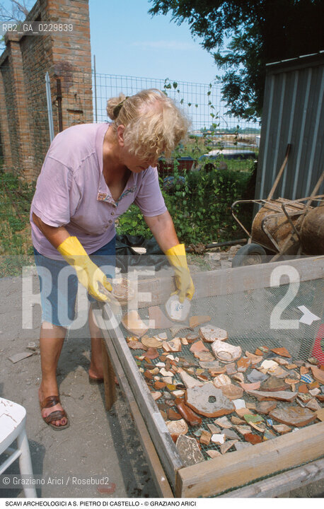 Caption:  Localizzazione:..VENEZIA / S. PIETRO DI CASTELLO..Oggetto:..Soggetto:..SCAVI ARCHEOLOGICI A S. PIETRO DI CASTELLO..ARCHEOLOGIA..Cronologia: ....Definizione Culturale:..   Autore: ..   Stile: ..   Editori/Stampatori:..   Committenza:..Materia e Tecnica:..Collocazione:..Note:....Riproduzione Fotografica:..Graziano Arici/Rosebud2 .Copyright:..Graziano Arici/Rosebud2 .Data:..2000