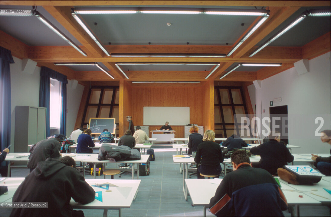 RISTRUTTURAZIONE DEL LICEO SCIENTIFICO STATALE G. B. BENEDETTI / EX CHIESA S. GIUSTINA / AULA, STUDENTI  / 2000 - ©Graziano Arici/Rosebud2
