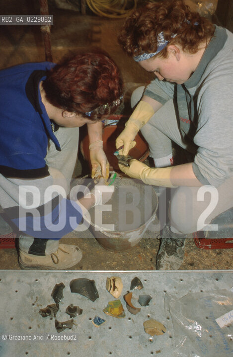Localizzazione:..VENEZIA / S. MARCO..Oggetto:..Soggetto:..SCAVI ESEGUITI NELLA CHIESA DI S.SAMUELE..ARCHEOLOGIA..Cronologia: ..TOMBE DEL XVI SEC., PAVUMENTI DELLE PRECEDENTI CHIESE DEL XV E XIV SEC...Definizione Culturale:..   Autore: ..   Stile: ..   Editori/Stampatori:..   Committenza:..Materia e Tecnica:..Collocazione:..Note:....Riproduzione Fotografica:..Graziano Arici/Rosebud2 .Copyright:..Graziano Arici/Rosebud2 .Data:..aprile 2001..Costo:..A