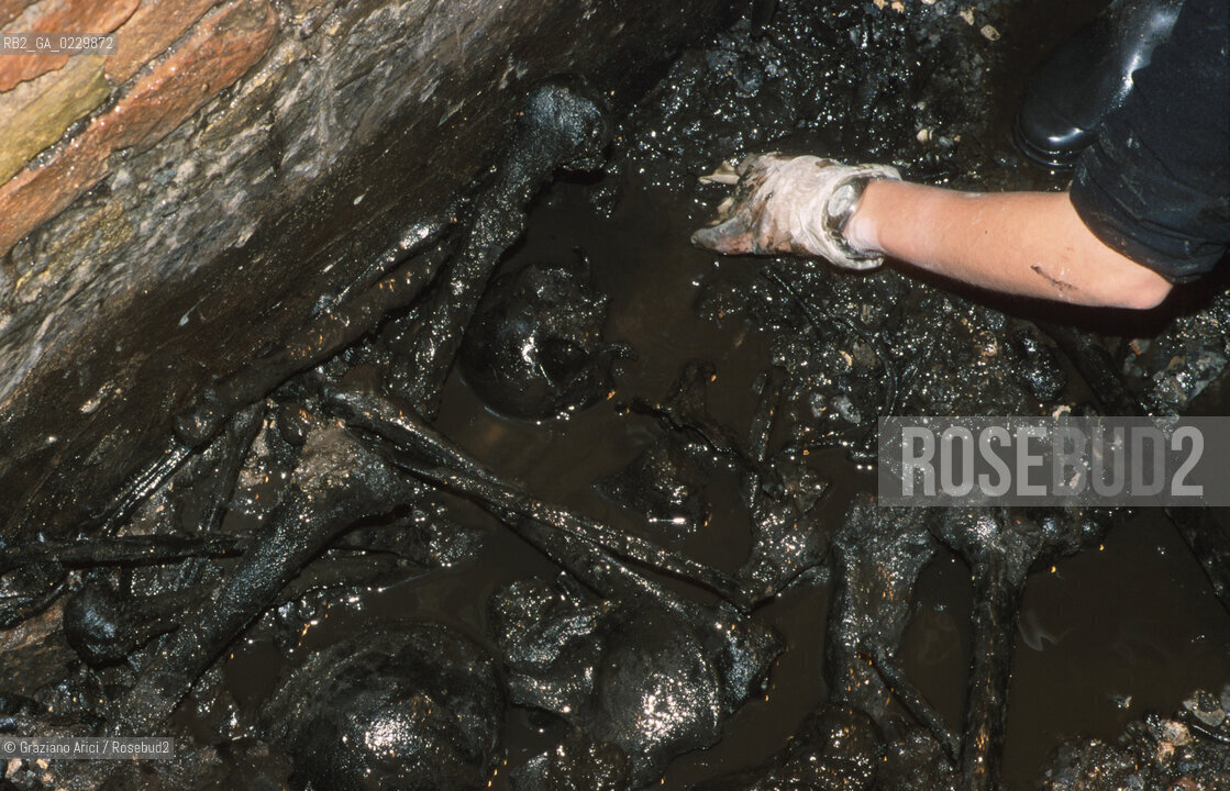 Localizzazione:..VENEZIA / S. MARCO..Oggetto:..Soggetto:..SCAVI ESEGUITI NELLA CHIESA DI S.SAMUELE..ARCHEOLOGIA..Cronologia: ..TOMBE DEL XVI SEC., PAVUMENTI DELLE PRECEDENTI CHIESE DEL XV E XIV SEC...Definizione Culturale:..   Autore: ..   Stile: ..   Editori/Stampatori:..   Committenza:..Materia e Tecnica:..Collocazione:..Note:....Riproduzione Fotografica:..Graziano Arici/Rosebud2 .Copyright:..Graziano Arici/Rosebud2 .Data:..2001..Costo:..A