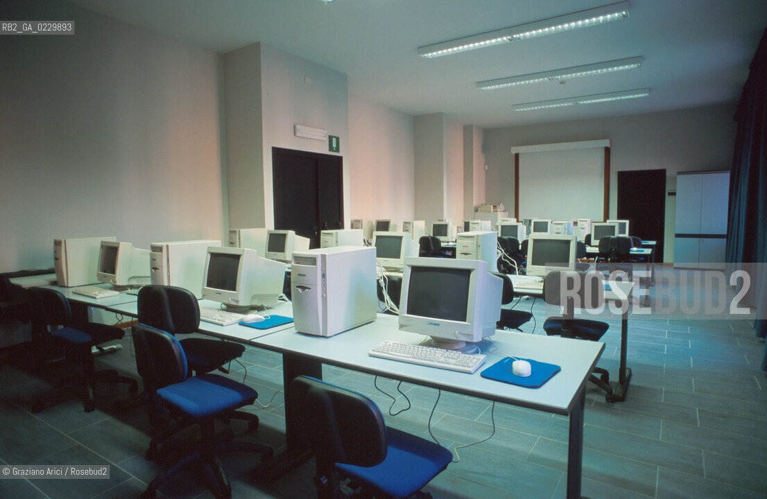 RISTRUTTURAZIONE DEL LICEO SCIENTIFICO STATALE G. B. BENEDETTI / EX CHIESA S. GIUSTINA / SALA INFORMATICA COMPUTERS / 2000 - ©Graziano Arici/Rosebud2