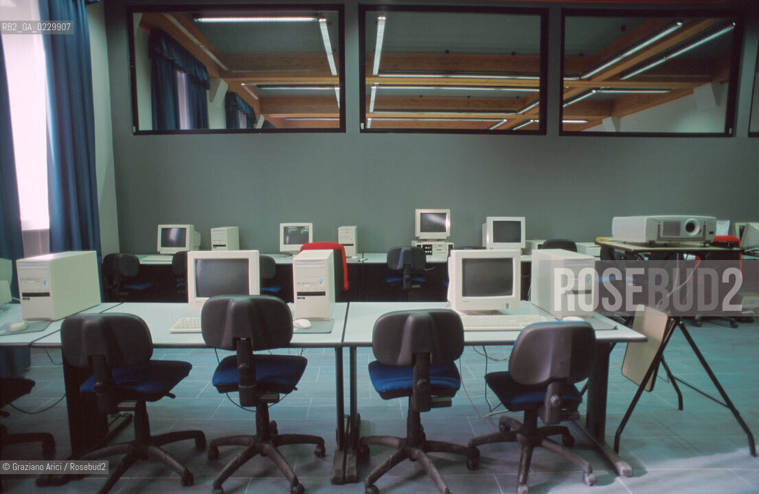 RISTRUTTURAZIONE DEL LICEO SCIENTIFICO STATALE G. B. BENEDETTI / EX CHIESA S. GIUSTINA / SALA INFORMATICA COMPUTERS / 2000  - ©Graziano Arici/Rosebud2