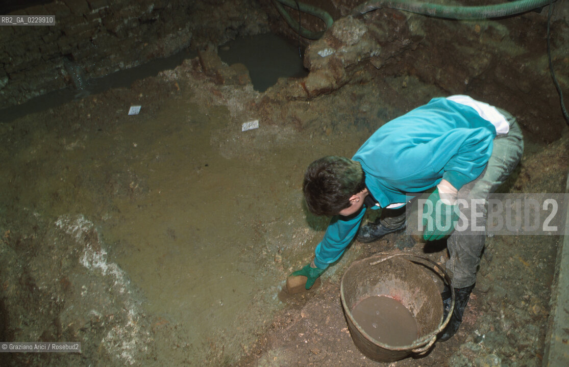 Localizzazione:..VENEZIA / S. MARCO..Oggetto:..Soggetto:..SCAVI ESEGUITI NELLA CHIESA DI S.SAMUELE..ARCHEOLOGIA..Cronologia: ..TOMBE DEL XVI SEC., PAVUMENTI DELLE PRECEDENTI CHIESE DEL XV E XIV SEC...Definizione Culturale:..   Autore: ..   Stile: ..   Editori/Stampatori:..   Committenza:..Materia e Tecnica:..Collocazione:..Note:....Riproduzione Fotografica:..Graziano Arici/Rosebud2 .Copyright:..Graziano Arici/Rosebud2 .Data:..2001..Costo:..A