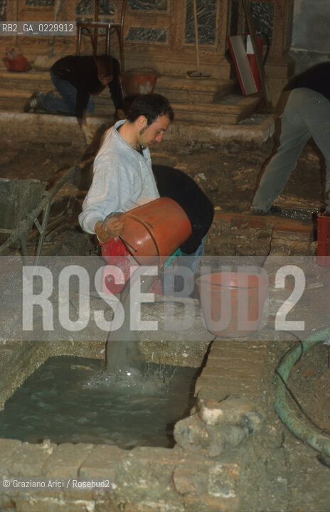 Localizzazione:..VENEZIA / S. MARCO..Oggetto:..Soggetto:..SCAVI ESEGUITI NELLA CHIESA DI S.SAMUELE..ARCHEOLOGIA..Cronologia: ..TOMBE DEL XVI SEC., PAVUMENTI DELLE PRECEDENTI CHIESE DEL XV E XIV SEC...Definizione Culturale:..   Autore: ..   Stile: ..   Editori/Stampatori:..   Committenza:..Materia e Tecnica:..Collocazione:..Note:....Riproduzione Fotografica:..Graziano Arici/Rosebud2 .Copyright:..Graziano Arici/Rosebud2 .Data:..2001..Costo:..A