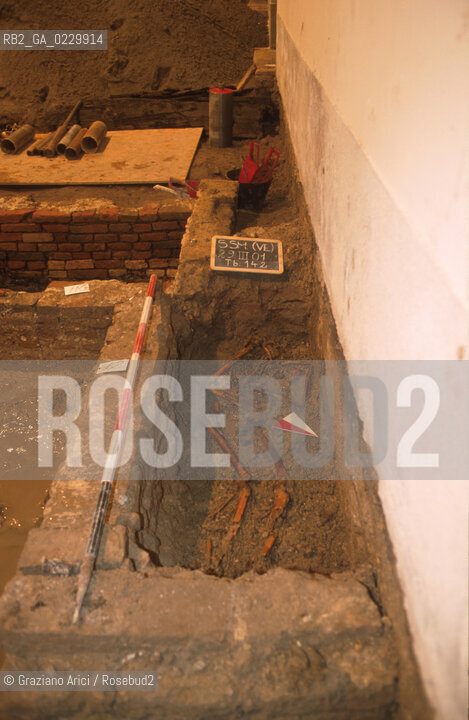 Localizzazione:..VENEZIA / S. MARCO..Oggetto:..Soggetto:..SCAVI ESEGUITI NELLA CHIESA DI S.SAMUELE..ARCHEOLOGIA..Cronologia: ..TOMBE DEL XVI SEC., PAVUMENTI DELLE PRECEDENTI CHIESE DEL XV E XIV SEC...Definizione Culturale:..   Autore: ..   Stile: ..   Editori/Stampatori:..   Committenza:..Materia e Tecnica:..Collocazione:..Note:....Riproduzione Fotografica:..Graziano Arici/Rosebud2 .Copyright:..Graziano Arici/Rosebud2 .Data:..2001..Costo:..A