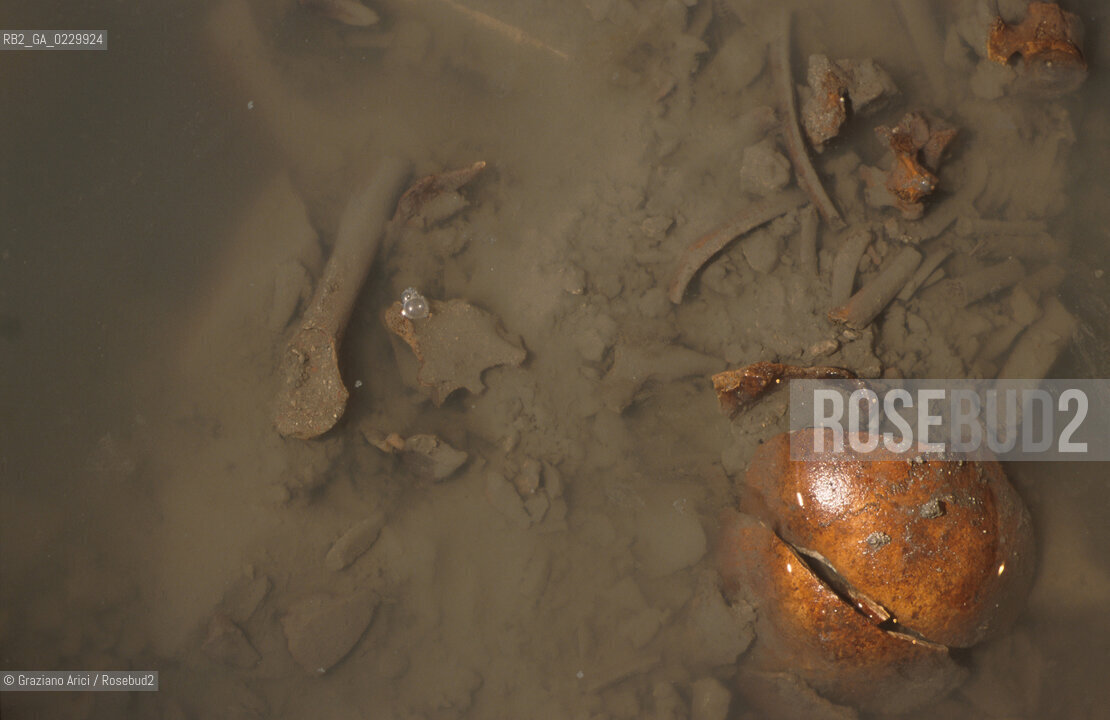 Localizzazione:..VENEZIA / S. MARCO..Oggetto:..Soggetto:..SCAVI ESEGUITI NELLA CHIESA DI S.SAMUELE..ARCHEOLOGIA..Cronologia: ..TOMBE DEL XVI SEC., PAVUMENTI DELLE PRECEDENTI CHIESE DEL XV E XIV SEC...Definizione Culturale:..   Autore: ..   Stile: ..   Editori/Stampatori:..   Committenza:..Materia e Tecnica:..Collocazione:..Note:....Riproduzione Fotografica:..Graziano Arici/Rosebud2 .Copyright:..Graziano Arici/Rosebud2 .Data:..2001..Costo:..A