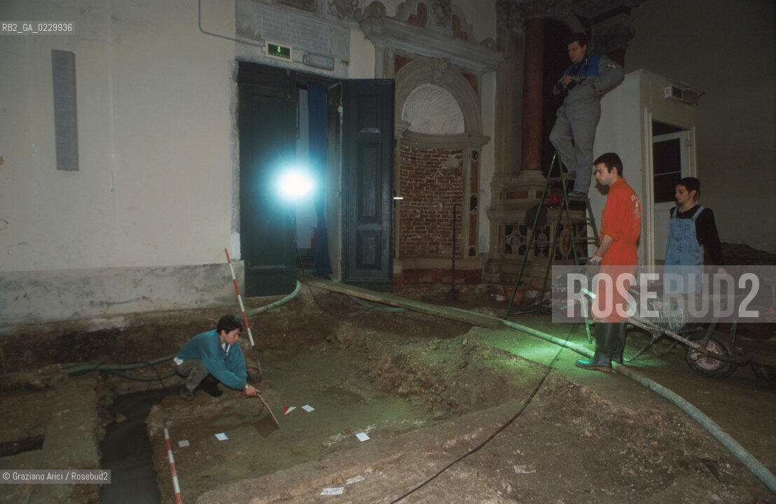 Localizzazione:..VENEZIA / S. MARCO..Oggetto:..Soggetto:..SCAVI ESEGUITI NELLA CHIESA DI S.SAMUELE..ARCHEOLOGIA..Cronologia: ..TOMBE DEL XVI SEC., PAVUMENTI DELLE PRECEDENTI CHIESE DEL XV E XIV SEC...Definizione Culturale:..   Autore: ..   Stile: ..   Editori/Stampatori:..   Committenza:..Materia e Tecnica:..Collocazione:..Note:....Riproduzione Fotografica:..Graziano Arici/Rosebud2 .Copyright:..Graziano Arici/Rosebud2 .Data:..2001..Costo:..A