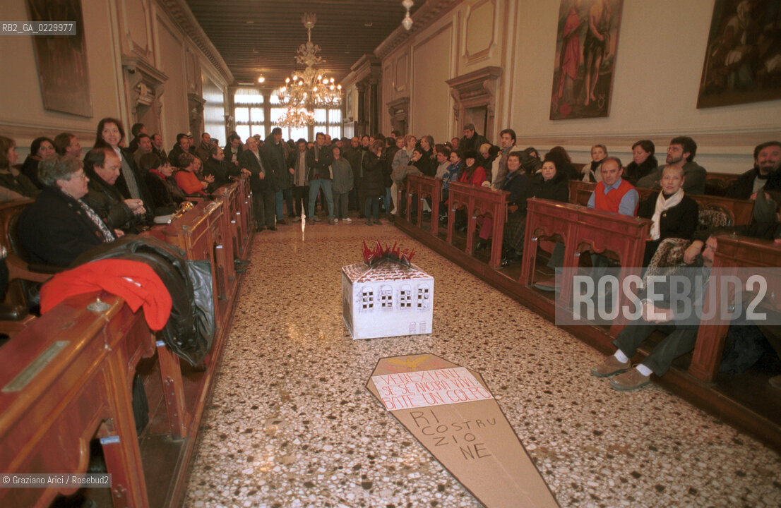 Nome: ..MANIFESTAZIONE DI PROTESTA DEI LAVORATORI DEL TEATRO LA FENICE SULLA RICOSTRUZIONE..Descrizione: ....Credit: ..Graziano Arici/Rosebud2 .Costo: ..A..Nazione: ....Città: ..VENEZIA..VENICE..Data: ..29/01/01